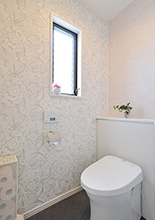 白を貴重としたシャープな印象のトイレはTOTO/レストパル。壁紙を3面はボタニカル...