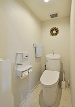 トイレはすっきりデザインでお掃除がしやすいと人気のTOTO/ピュアレストEX。壁紙...