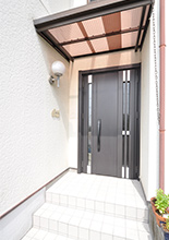 玄関ドアは、外壁の工事がなく取替え可能なリフォーム用の親子玄関ドア（LIXIL/リ...