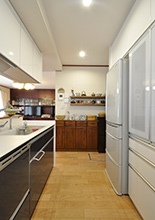 ダイニング・キッチンともに床暖房を導入。家族で過ごす時間をより快適なものに。