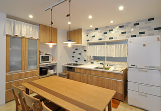 キッチンは、LDKをできるだけ広く使えるように壁付けタイプを採用。キッチン（LIX...