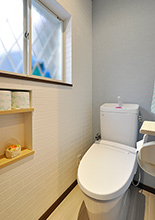 トイレは、フチレス形状の便器（LIXIL/アメージュZ）に取替え、日々のお手入れを...