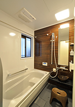 在来工法の浴室は、ユニットバス（TOTO/サザナHSシリーズTタイプ）にして1616サイ...