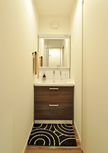 お風呂と構造上必要な壁の兼ね合いで、脱衣室とダイニングとの間に洗面コーナーを...