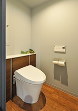 トイレは、タンクや給水管、コード類が収納一体型のLIXIL/リフォレに交換。タンク...