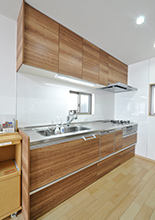 キッチンは西面に向きを変えてクリナップ/ラクエラ（W＝2550）を設置。背面は収納...