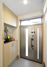 玄関ドアはオーソドックスなデザインで人気の三協アルミ/プロディに取替え。玄関...