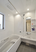 浴室は清掃性が高いホーロー製のクリーンパネルが特徴の高いタカラスタンダード/...