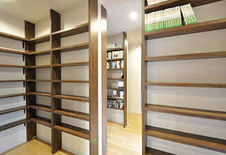 和室2間をつなげて図書館のような天井いっぱいの本棚が並ぶ書斎に。重厚感のある...
