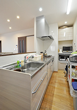 南側にあった居間とひと繋がりにして念願の対面式に。キッチンはクリナップ/クリ...