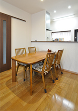 冬場の寒さ対策にLDK全体に床暖房を敷設。足元がヒンヤリしないのでお父様大満足...