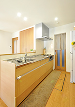 キッチンは和室だった場所に移設し、コミニュケーションが取りやすい対面式に。ダ...