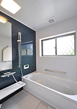 浴室もブルー系にこだわり、正面のパネルは藍色をモチーフとした「セイラン」を選...