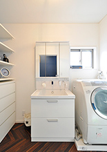 洗面化粧台や奥様セレクトの収納小物、オープン収納などホワイトを基調とした空間...