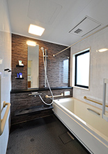 浴室はTOTO/サザナ（1818サイズ）に取替え。手すりを各所に取付けたり、洗面脱衣...