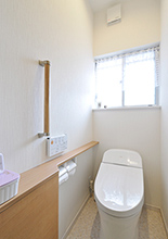 内装・便器を刷新し明るくてお掃除がしやすいトイレに。タンクレスののような形状...