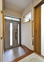 玄関ドアはLIXIL/リシェントに取り替え。明かり取りでリビングとの壁には室内窓を...