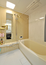 タイル貼りの浴室から掃除がしやすく保温性も高いユニットバス（TOTO/マンション...