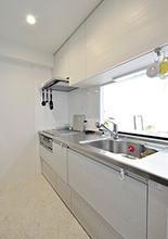 間取りはそのままに床材やアクセントクロスで雰囲気を一新。システムキッチンはク...