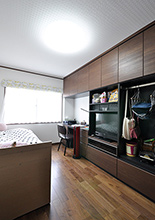 各寝室に取り付けた壁面収納（DAIKEN/ミセル）で、限られた空間も有効活用。パネ...