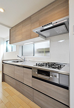 システムキッチンは天井から足元までたっぷりしまえる収納が特徴のクリナップ/ラ...