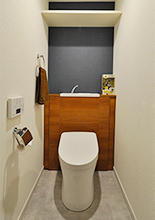 トイレは限られた空間を有効活用でき、トイレットペーパーなども収納できるTOTO/...