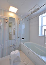 タイル貼りだった浴室は、ユニットバス（TOTO/サザナ）に交換。浴室暖房を取り付...