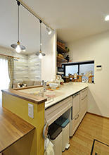 キッチンは壁付型から、シンクとコンロを分けて平行に配置したⅡ型キッチン（TOTO/...