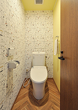 トイレは清掃性に優れた節水タイプのLIXIL/アメージュに取替え。内装はヘリンボー...