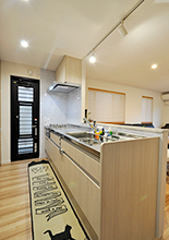 キッチンはLIXIL/リシェルSI（W＝2550）を採用。以前より横幅をW=50ほどコンパク...