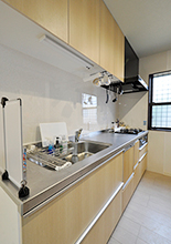 キッチンはTOTO/ミッテ（W＝2550）を設置。背面には天井までの棚を造作。食品スト...