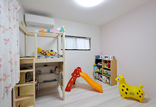 以前リビングだったスペースは、将来子どもたちがそれぞれの個室を持つことを想定...