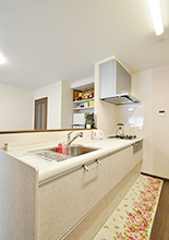 吊戸棚と横にあった垂れ壁をなくすことで視界が広がり、ダイニングと一体感のある...