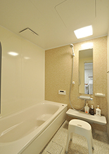 浴室は保温効果があり、掃除もしやすいユニットバスTOTO/サザナ（1616サイズ）に...