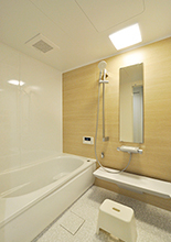 浴室はTOTOのマンションリモデル（1418サイズ）に取り替え。清掃性がよいのでお手...