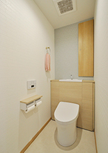 トイレはスッキリしたデザインのTOTO/レストパル。細やかな花柄のクロスをアクセ...