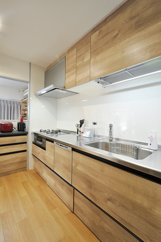 洗面室へとつながる間取りはそのまま活かし、キッチンはクリナップ/ラクエラ（W24...