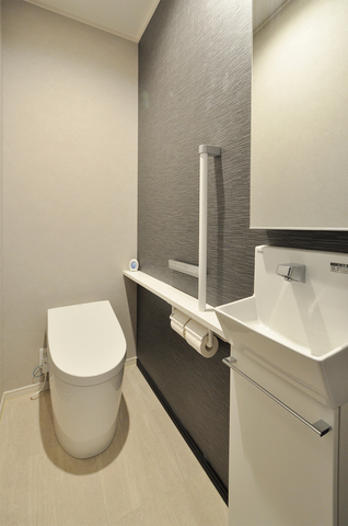 1FのトイレはTOTO/ネオレストを採用。自動水栓機能付きの手洗い器はLIXIL/コフレ...