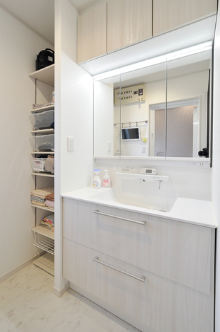 浴室のスペース拡張に合わせて洗面室は位置を変更。洗面化粧台はTOTO/オクターブ...