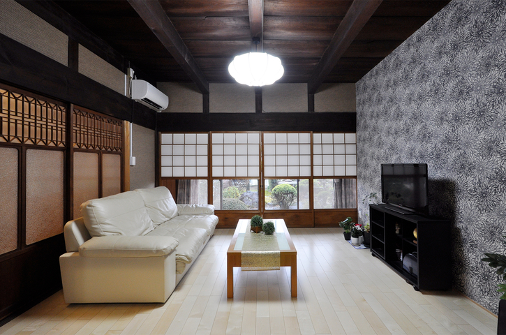 縁側に隣接する和室8畳を、梁のある天井や障子など古民家の良さはそのままに、床...