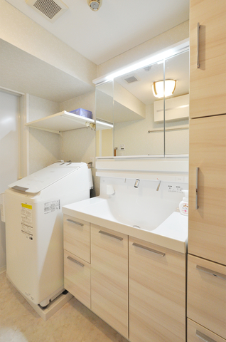 洗面の床はお風呂とフラットに。洗面化粧台は清掃性に優れたLIXIL/L.C（W900）を...