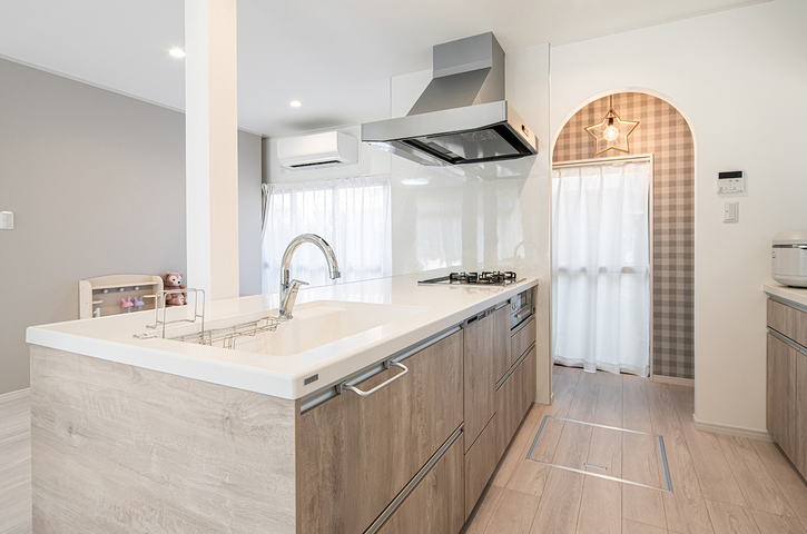 仕切りの壁は取り除き、壁付型キッチンからペニンシュラ型の対面キッチンへと配置...