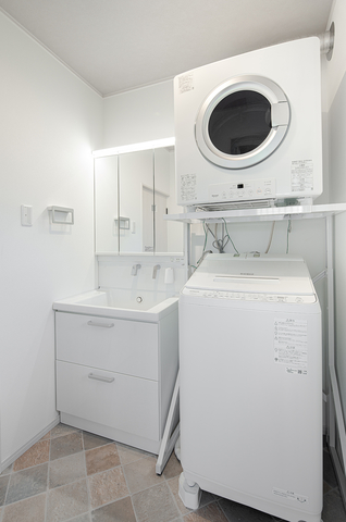 洗面化粧台はTOTO/サクア（W=750）に交換し、洗濯機上部にはガス衣料乾燥機（幹太...
