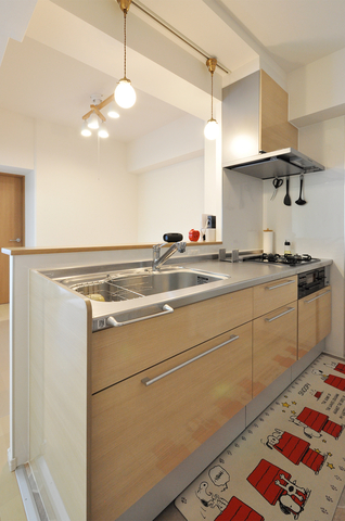 システムキッチンはHousetec/LE(W=2250)を設置。位置やサイズはそのままに、垂れ...