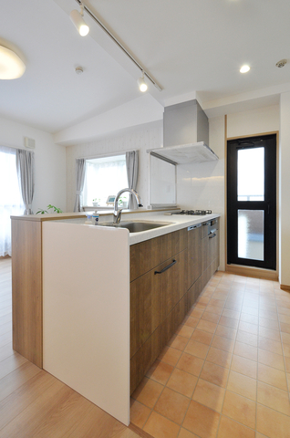 吊戸や壁を取り除き解放感がアップ！クリナップ/ステディア（W=2400）のデュアル...