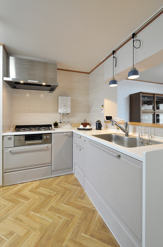 壁付けの独立したキッチンを、L型の対面式キッチンに変更。シンクが南側を向くレ...