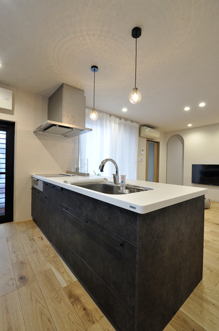 レイアウト変更はせずにフルフラット対面にして、カウンターで食事ができるスタイ...