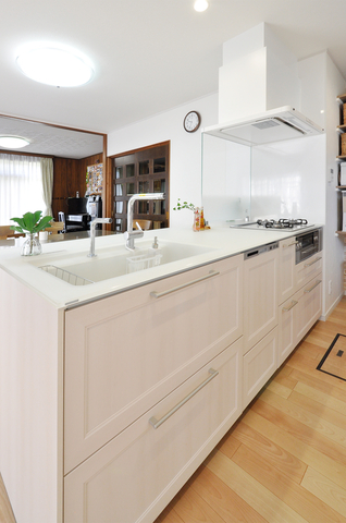 壁付けタイプで料理中は疎外感を感じていたキッチンは、コンロや水栓の位置を変え...