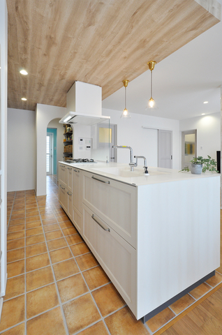 ホワイトカラーのフルフラットキッチン（TOTO/ザ・クラッソ）と、木目の下がり天...