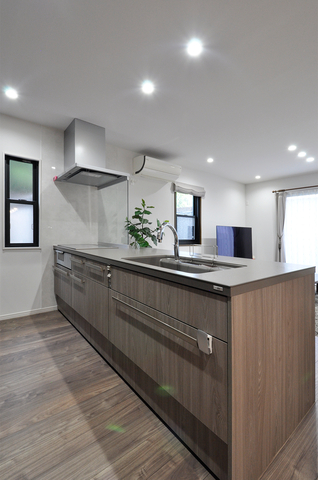 キッチンは配置を変更し、クローズタイプからフルフラットの対面キッチン（LIXIL/...